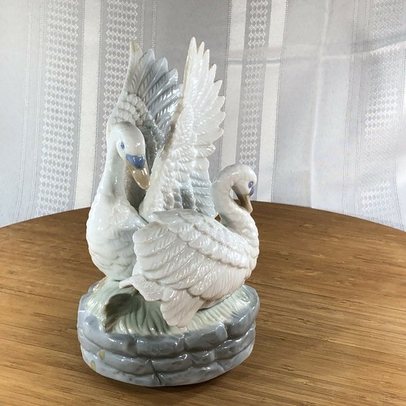 VINTAGE 1970’s SWAN LAKE Musical Rotating Porcelain FIGURINE Japan GLOBAL ART - Picture 9 of 11